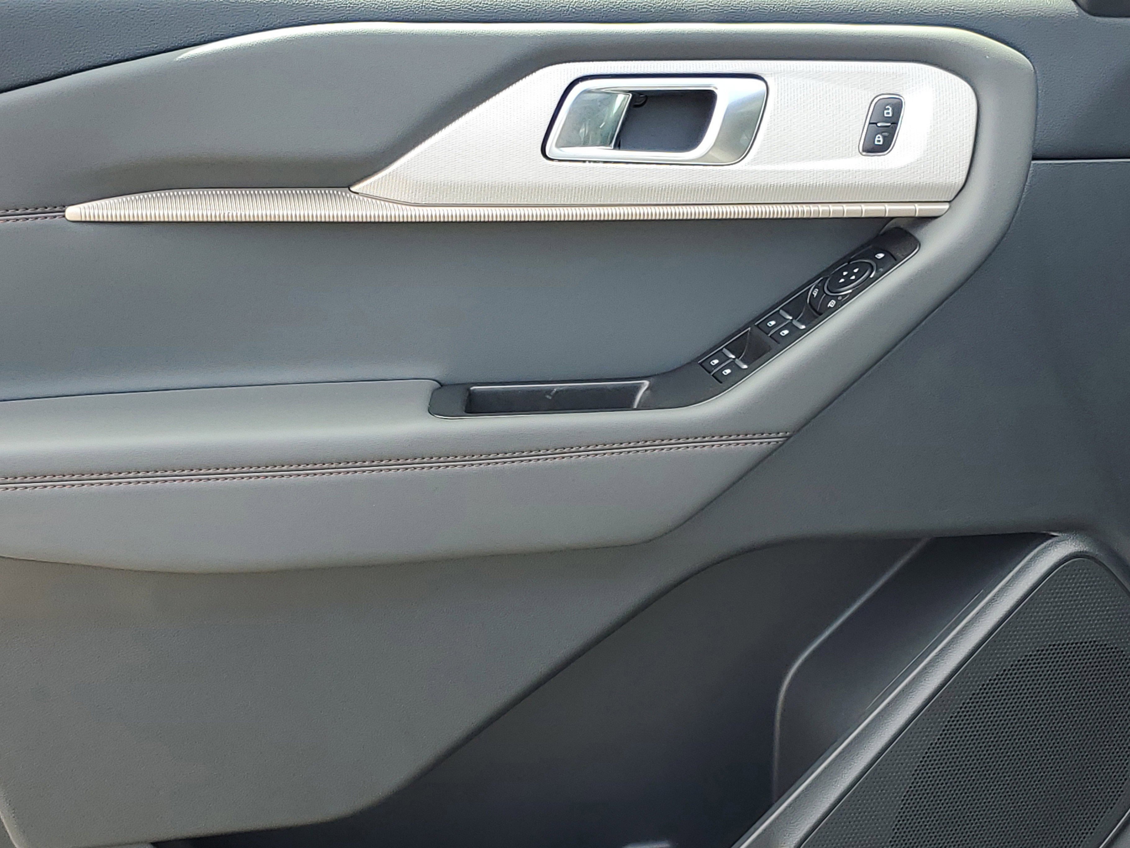 2025 Ford Explorer photo 3