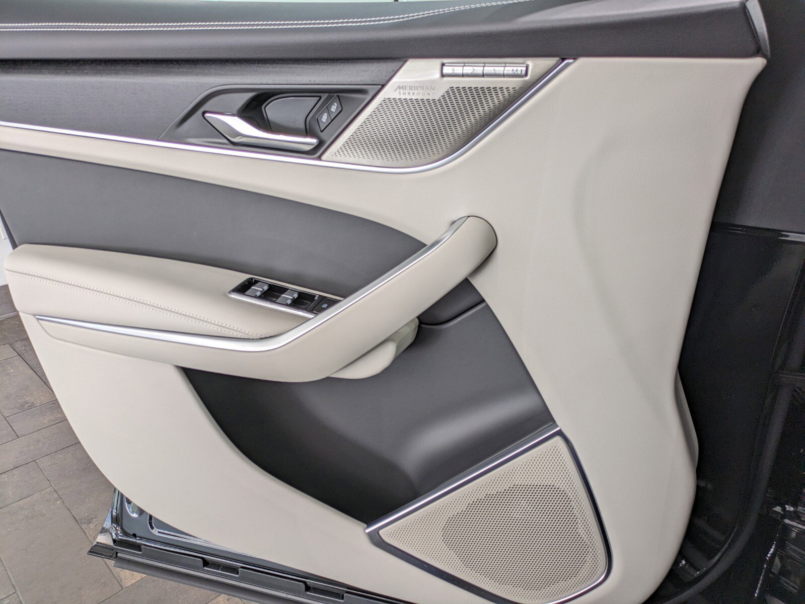 2025 Jaguar F-PACE R-Dynamic S P250 photo 18
