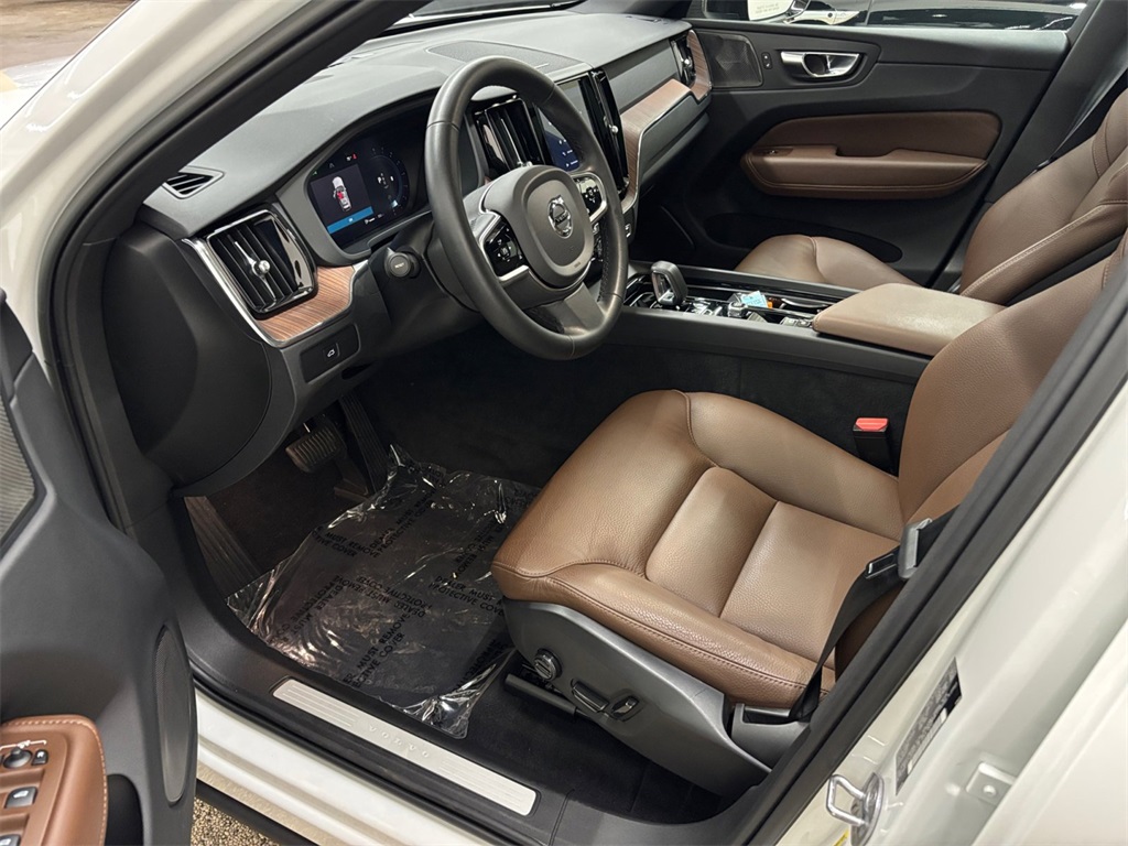 2023 Volvo XC60 B5 Plus photo 9