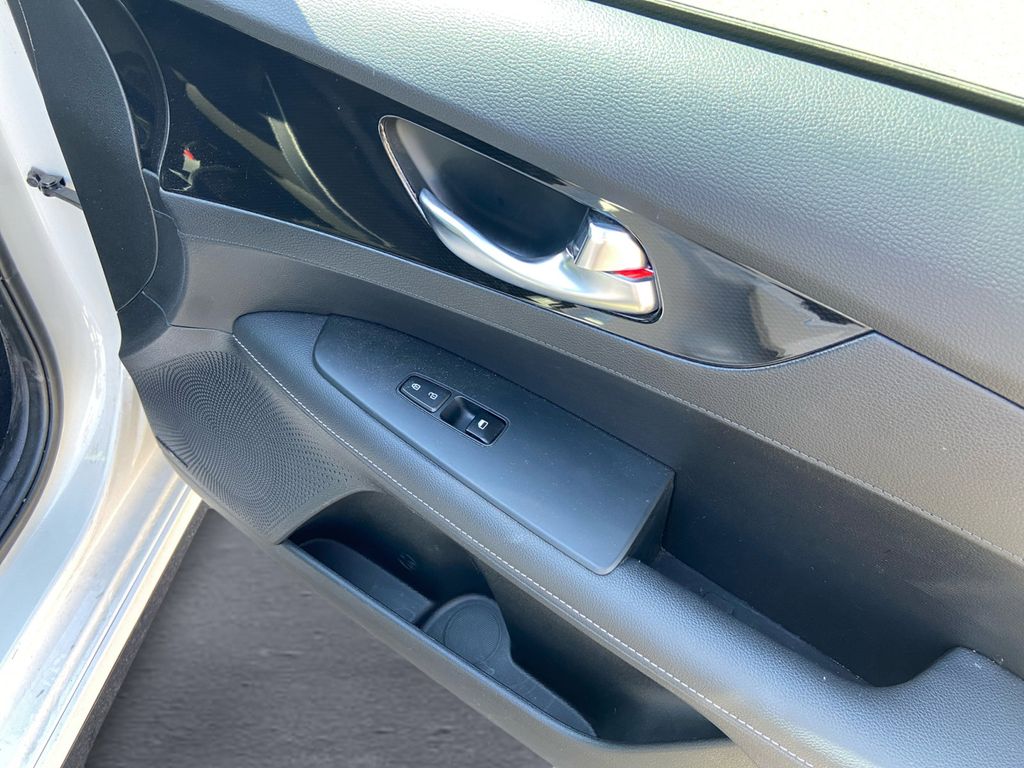 2024 Kia Forte GT-Line photo 12