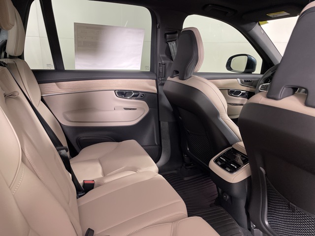 2025 Volvo XC90 Core photo 16