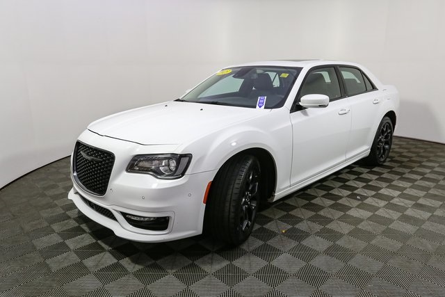 2023 Chrysler 300 Touring L photo 4