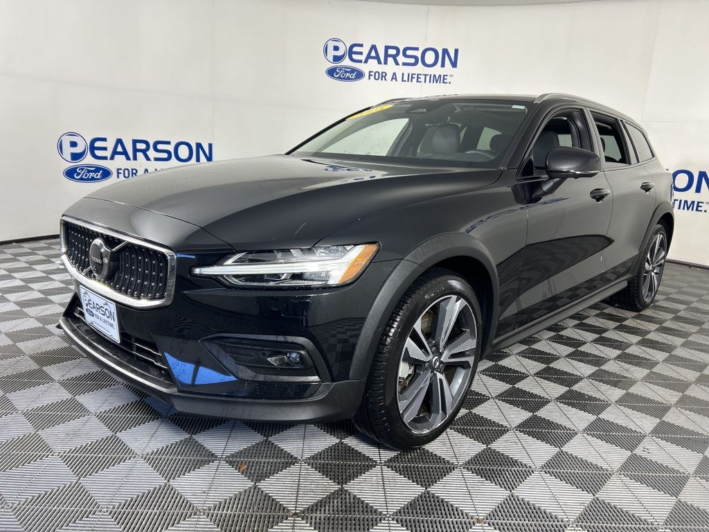 2025 Volvo V60 Cross Country Plus's photo