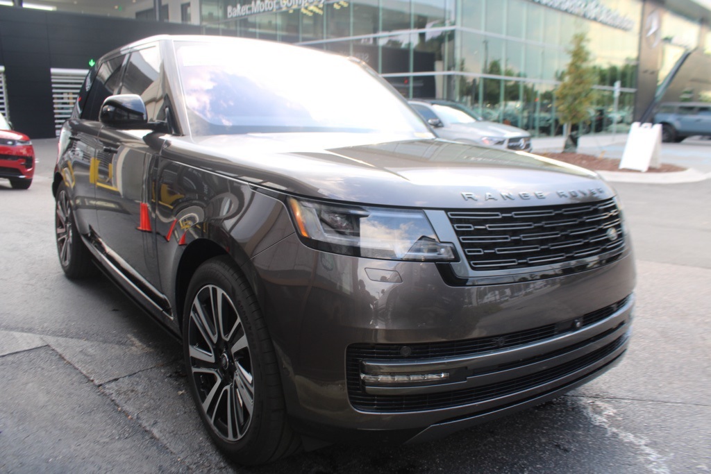 2023 Land Rover Range Rover SE photo 8