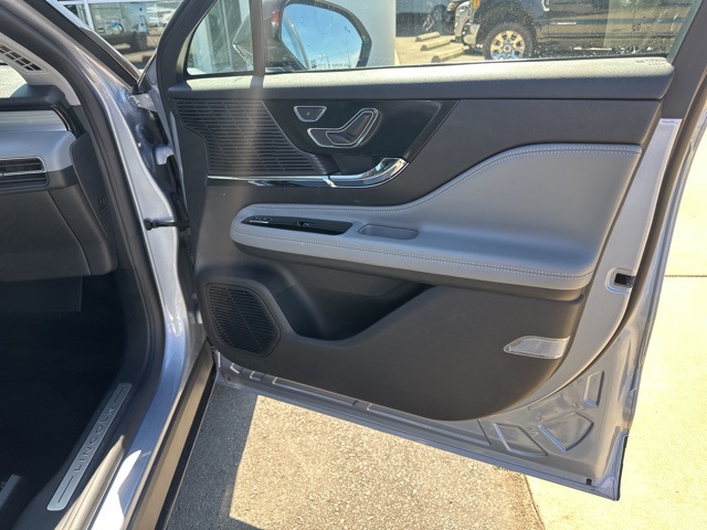2022 Lincoln Corsair Standard photo 8