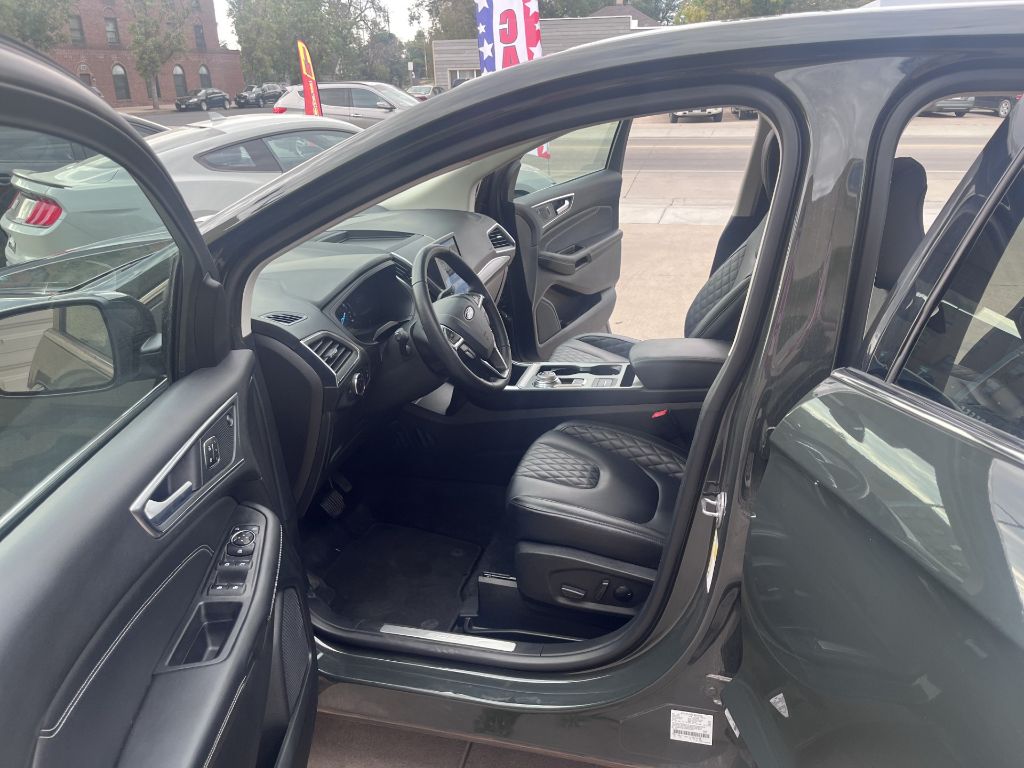2024 Ford Edge Titanium photo 9