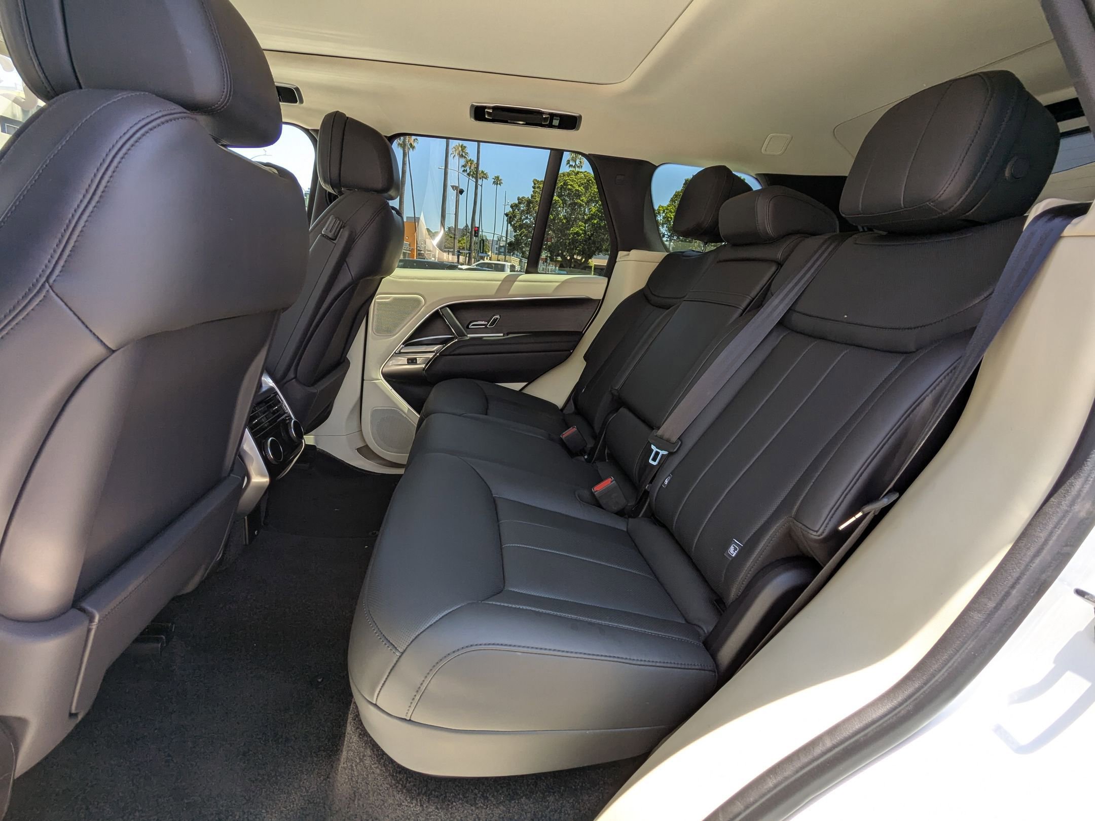 2023 Land Rover Range Rover SE photo 19