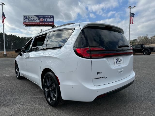2024 Chrysler Pacifica Touring L photo 4