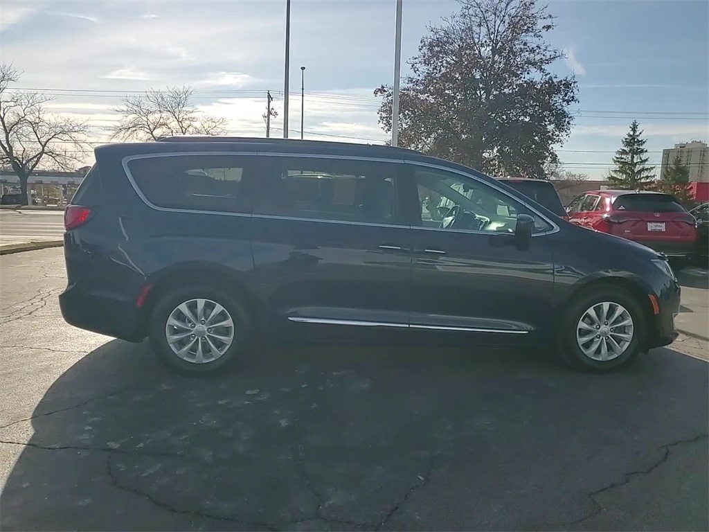 2017 Chrysler Pacifica Touring L photo 4