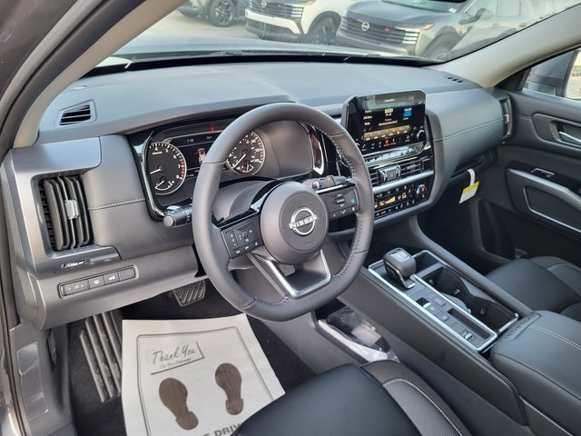 2025 Nissan Pathfinder SL photo 11