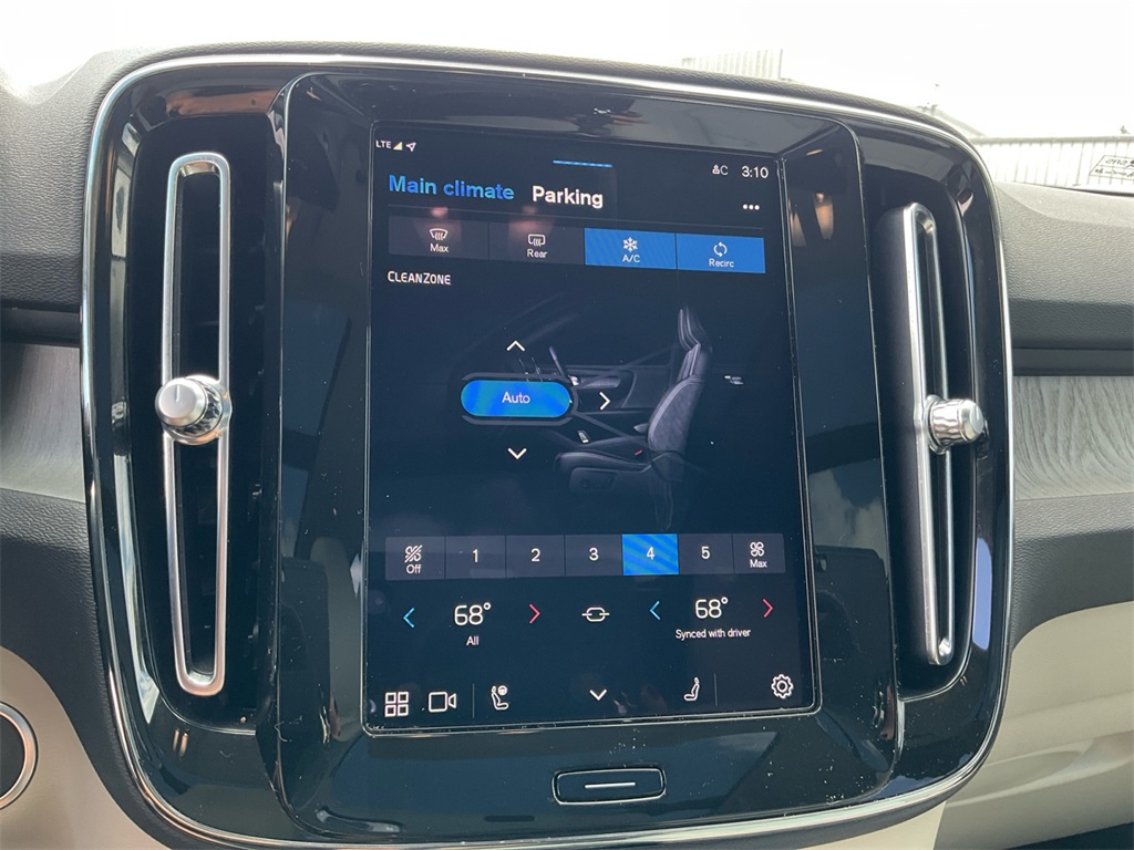 2024 Volvo XC40 Plus photo 21