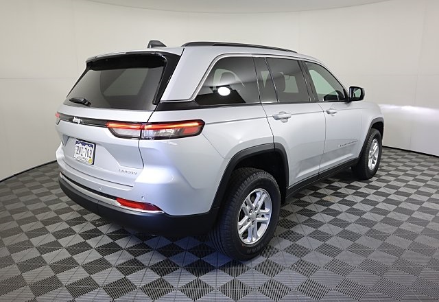 2025 Jeep Grand Cherokee Laredo Altitude photo 4