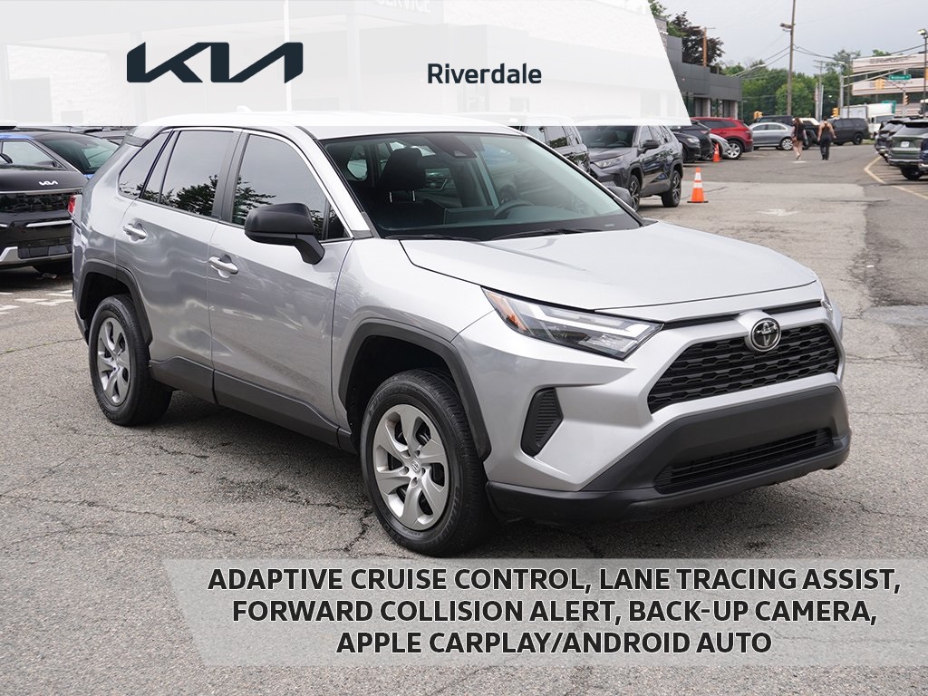 2023 Toyota RAV4 LE's photo