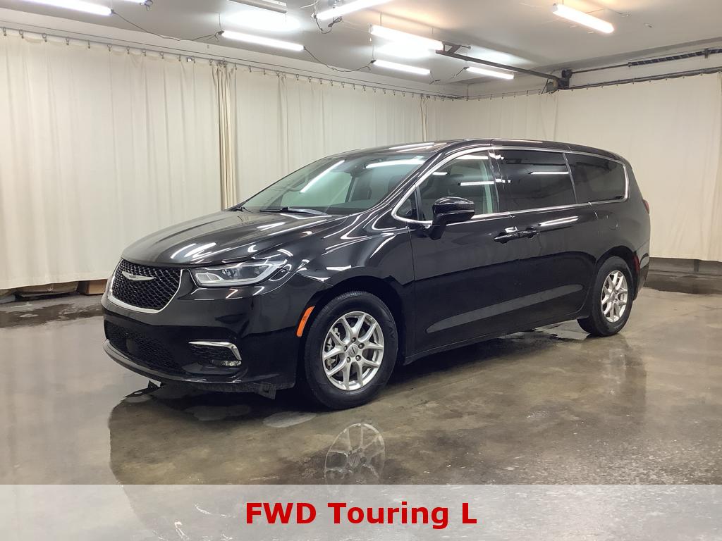 2024 Chrysler Pacifica Touring L's photo