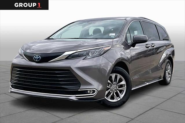 2024 Toyota Sienna XLE's photo
