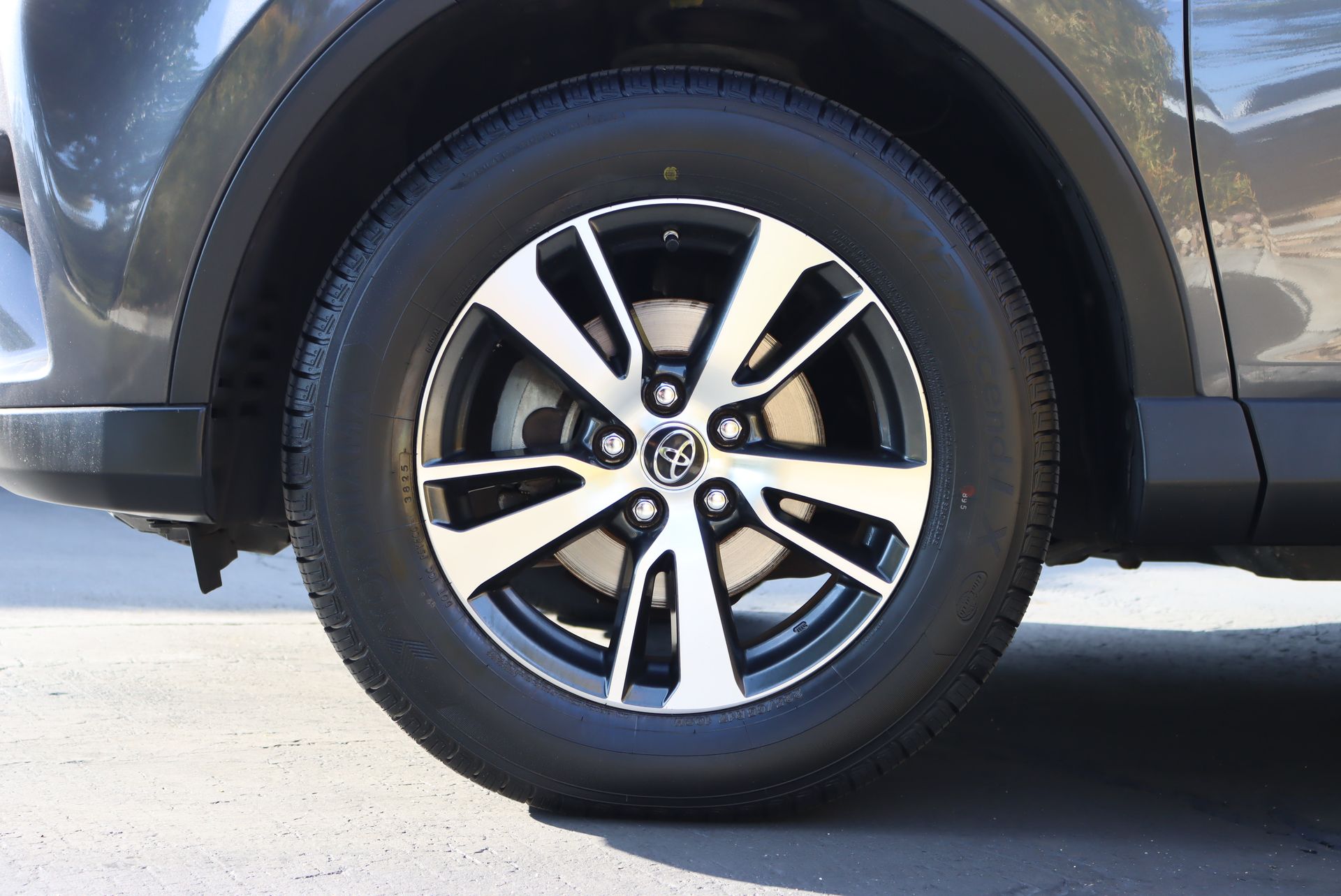 2018 Toyota RAV4 XLE photo 2