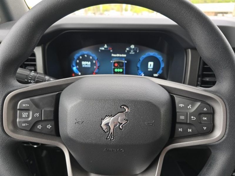 2025 Ford Bronco Base photo 8