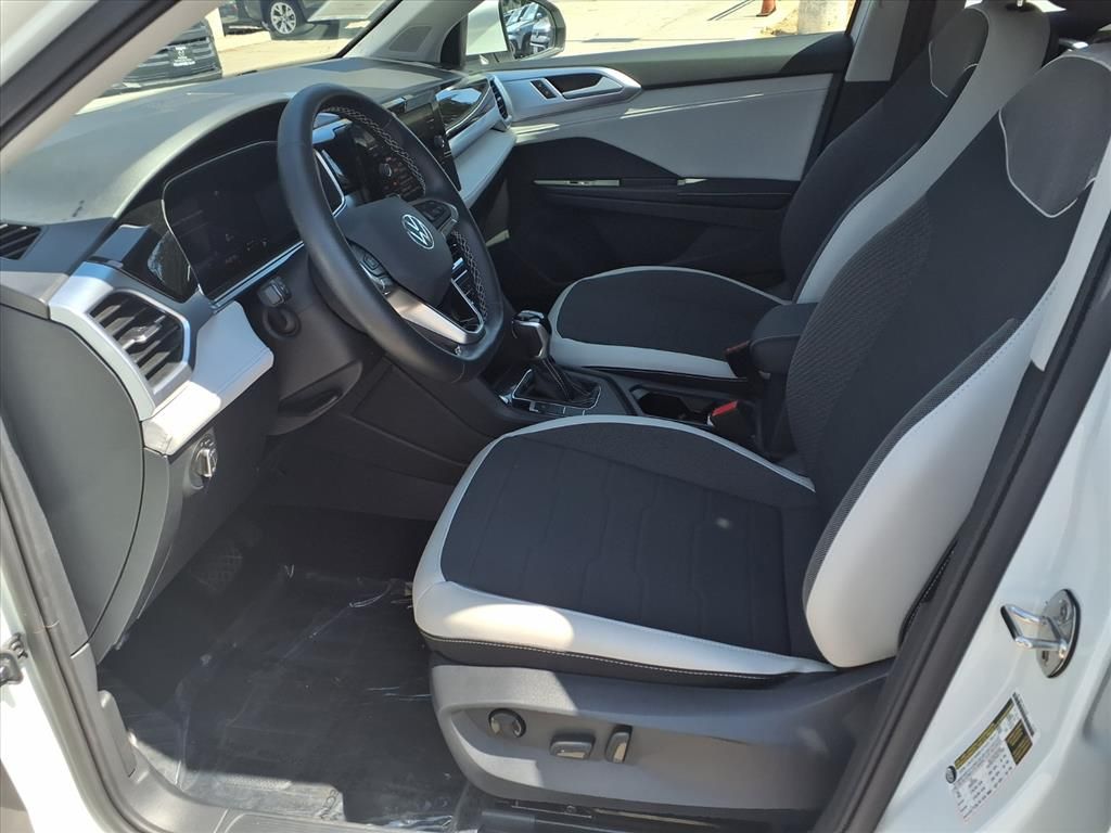 2025 Volkswagen Taos SE photo 13