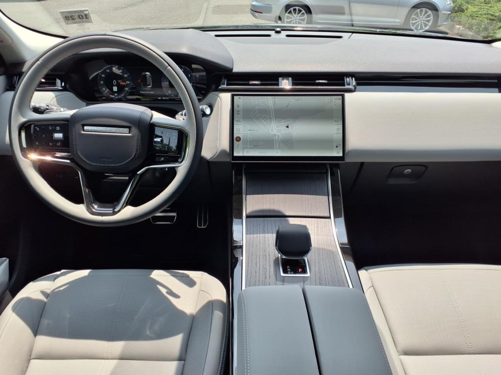 2025 Land Rover Range Rover Velar SE photo 4