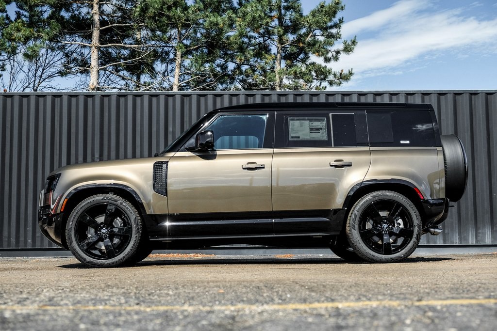 2025 Land Rover Defender 110 X-Dynamic SE photo 3