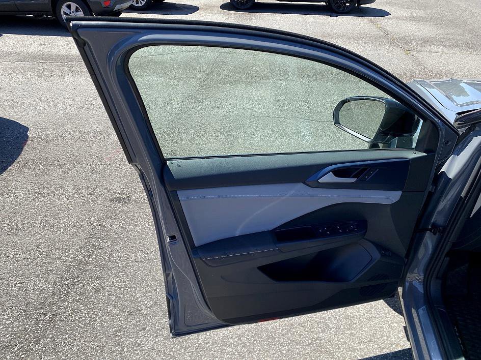 2024 Volkswagen Taos SE photo 11