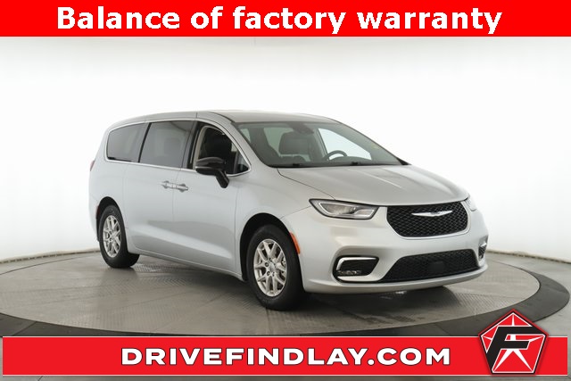 2024 Chrysler Pacifica Touring L's photo