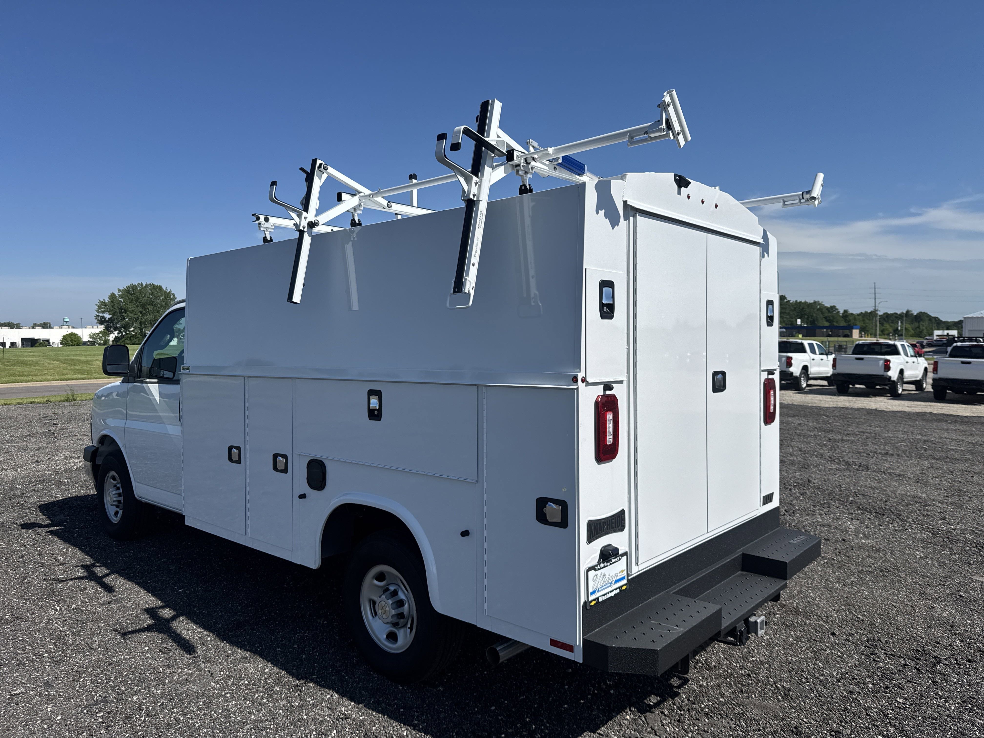 2024 Chevrolet Express Cutaway 3500 photo 2