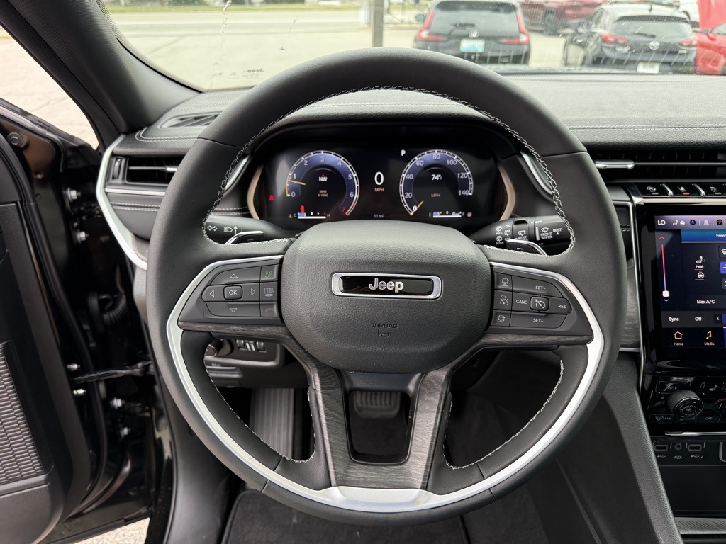 2025 Jeep Grand Cherokee Limited photo 13