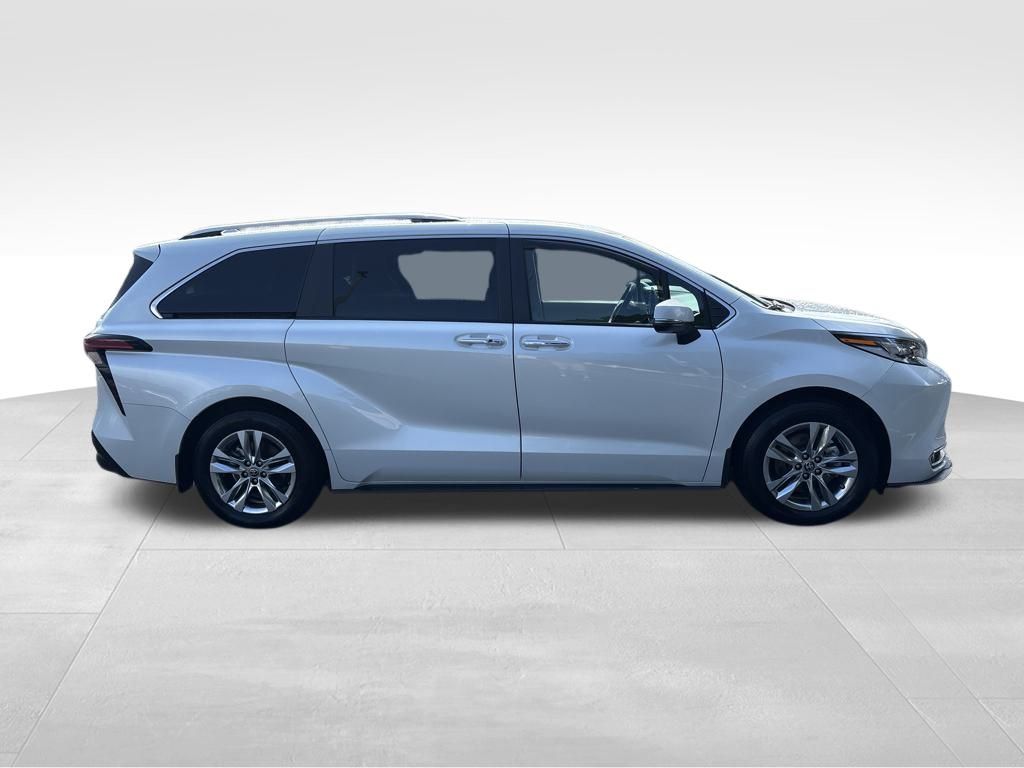 2022 Toyota Sienna Limited photo 6
