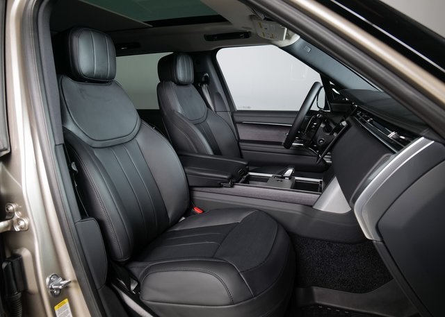 2025 Land Rover Range Rover SE photo 3
