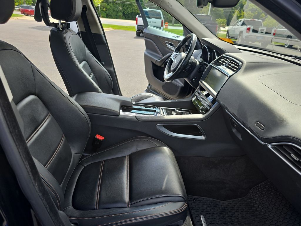 2019 Jaguar F-PACE Prestige photo 9