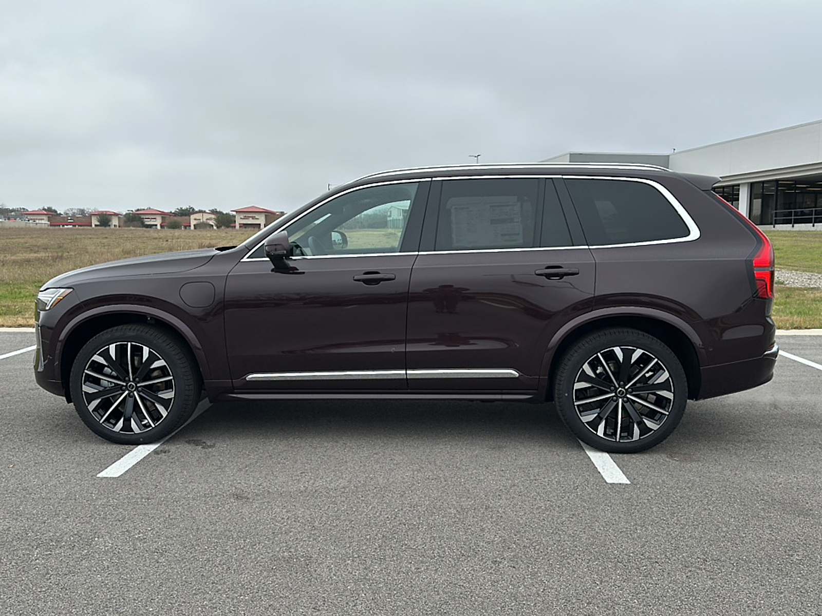 2025 Volvo XC90 T8 AWD photo 2
