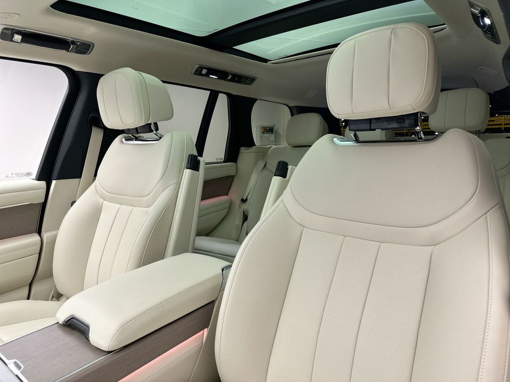 2025 Land Rover Range Rover SE photo 8