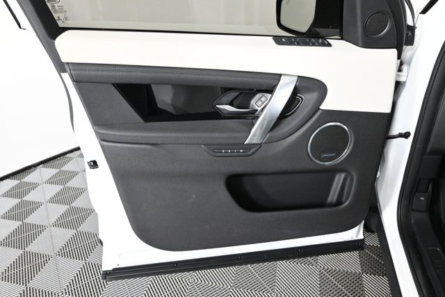2022 Land Rover Discovery Sport SE photo 18