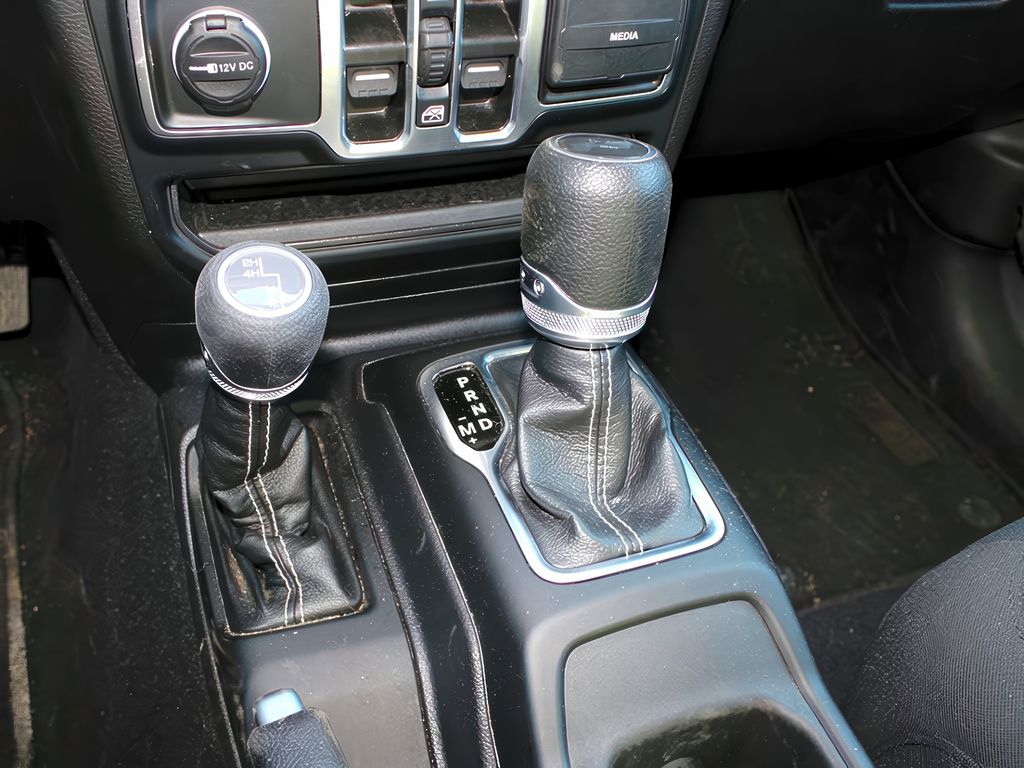2023 Jeep Wrangler Sahara photo 19