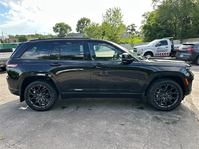2025 Jeep Grand Cherokee Summit photo 5