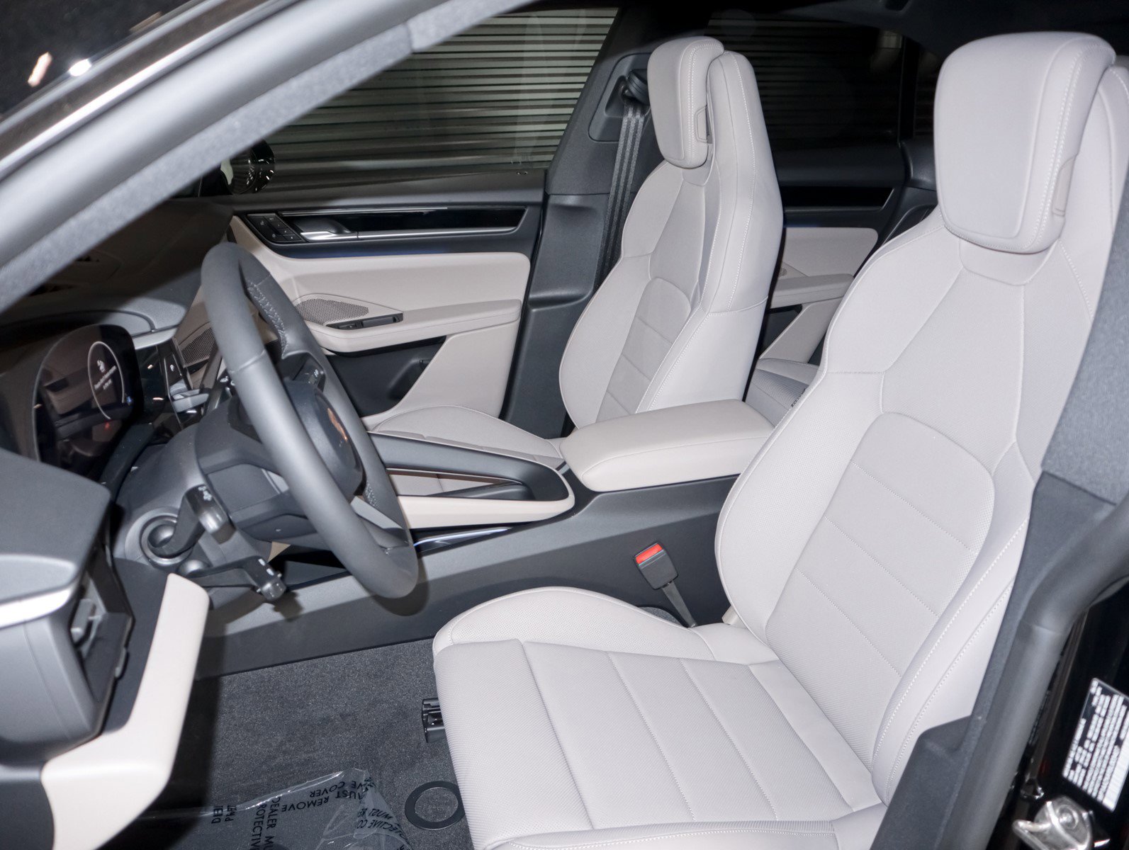2025 Porsche Macan Electric 4 photo 5