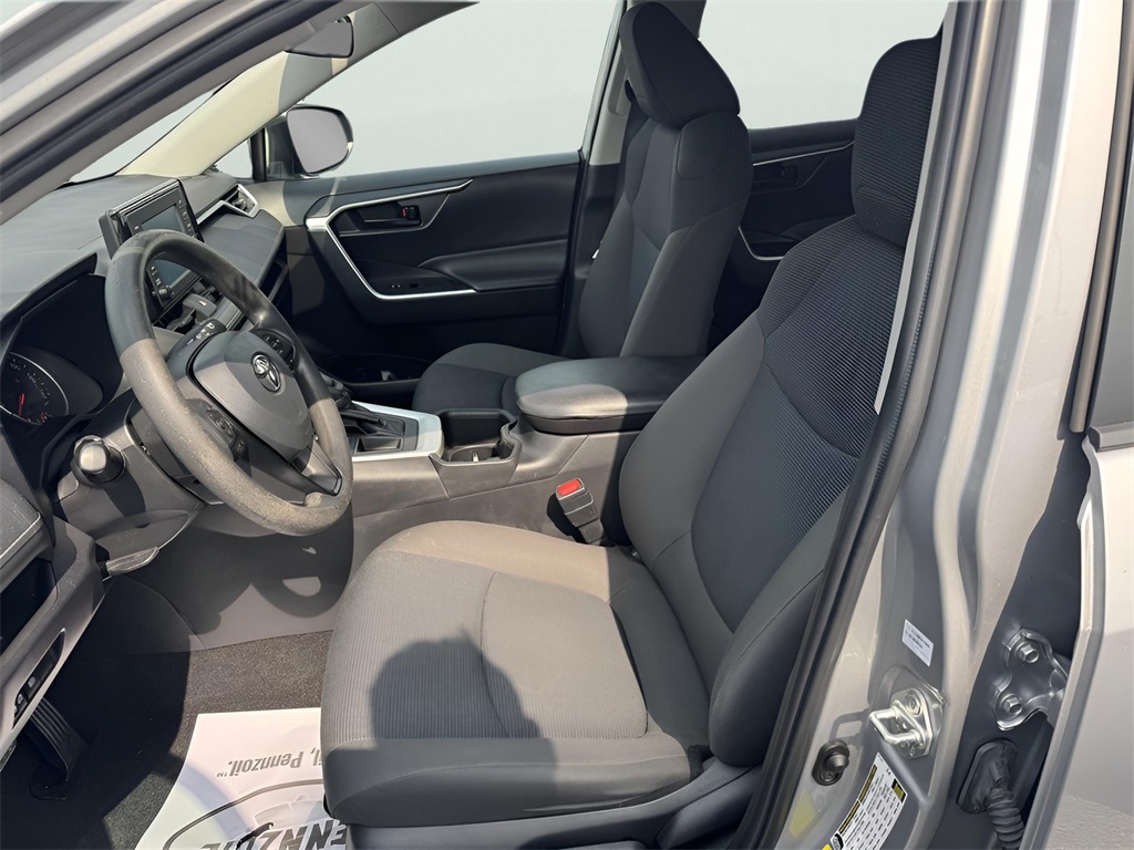 2022 Toyota RAV4 LE photo 3