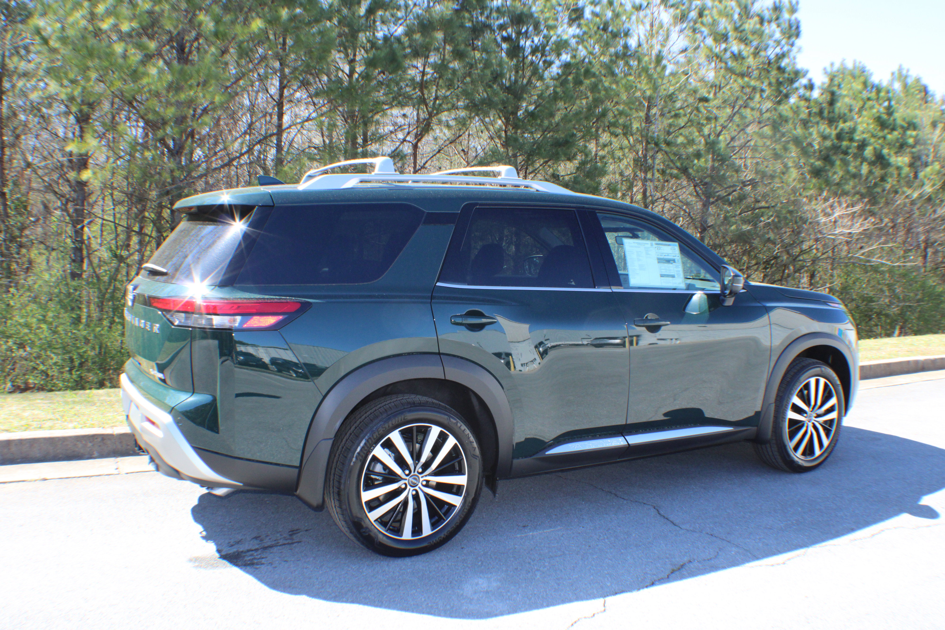 2025 Nissan Pathfinder Platinum photo 2