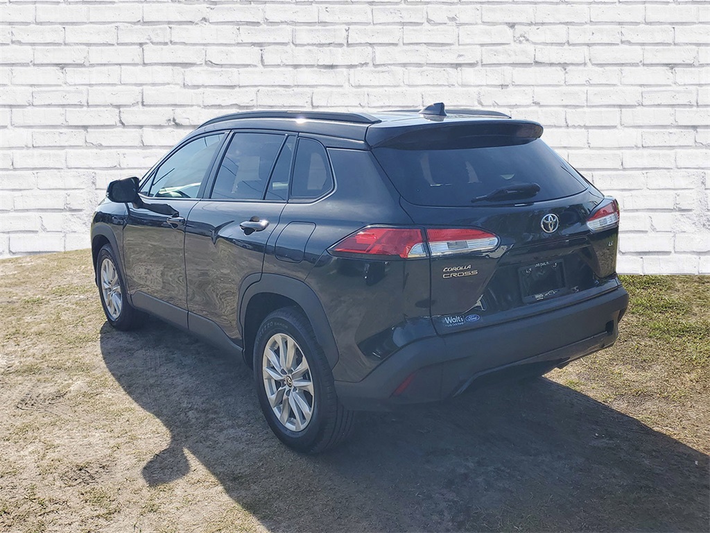 2022 Toyota Corolla Cross LE photo 3