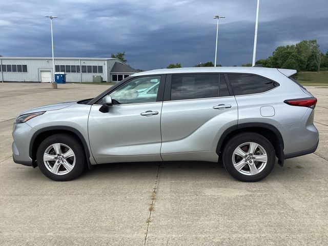 2023 Toyota Highlander Hybrid LE photo 6