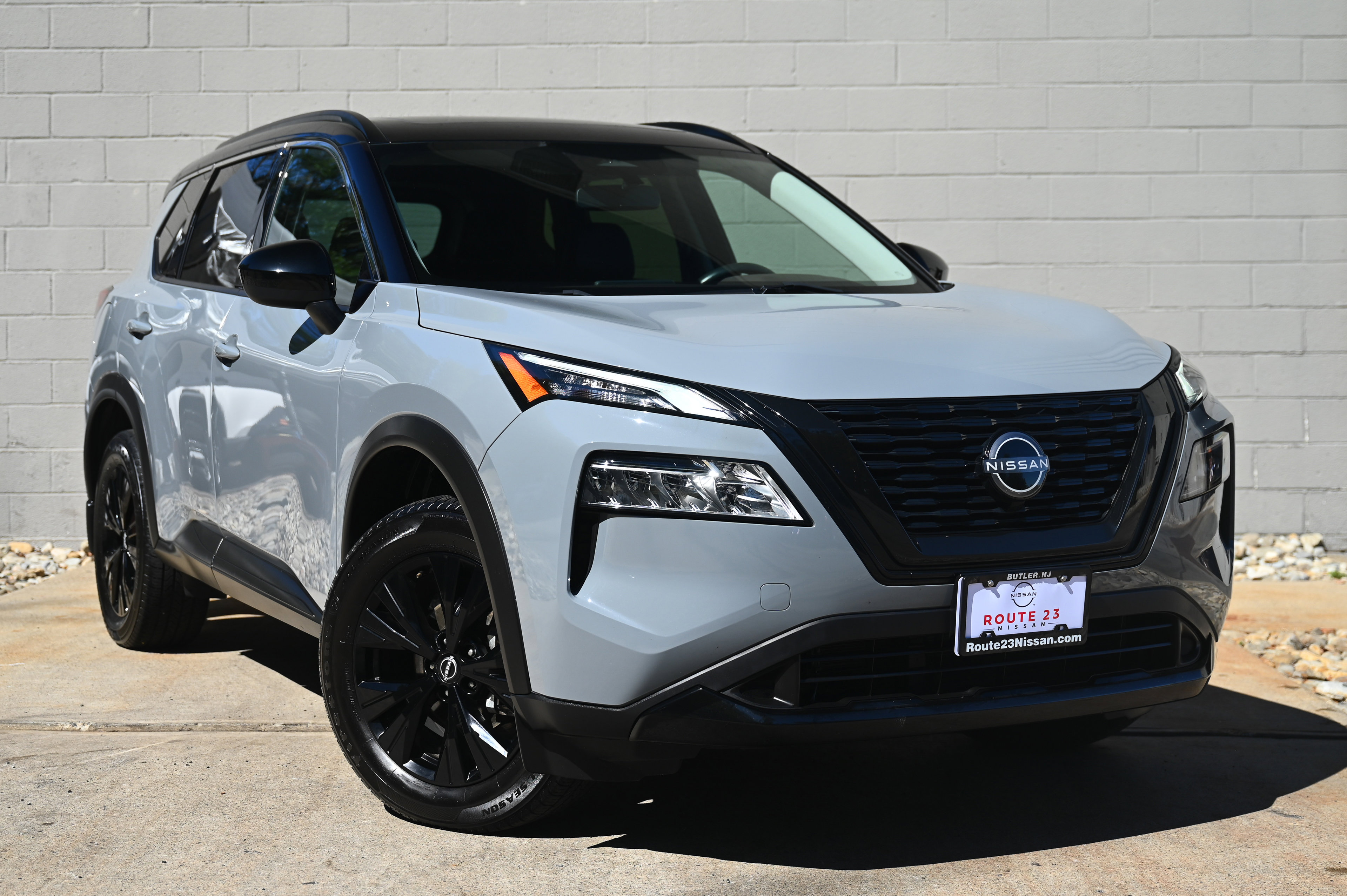 2023 Nissan Rogue SV photo 2
