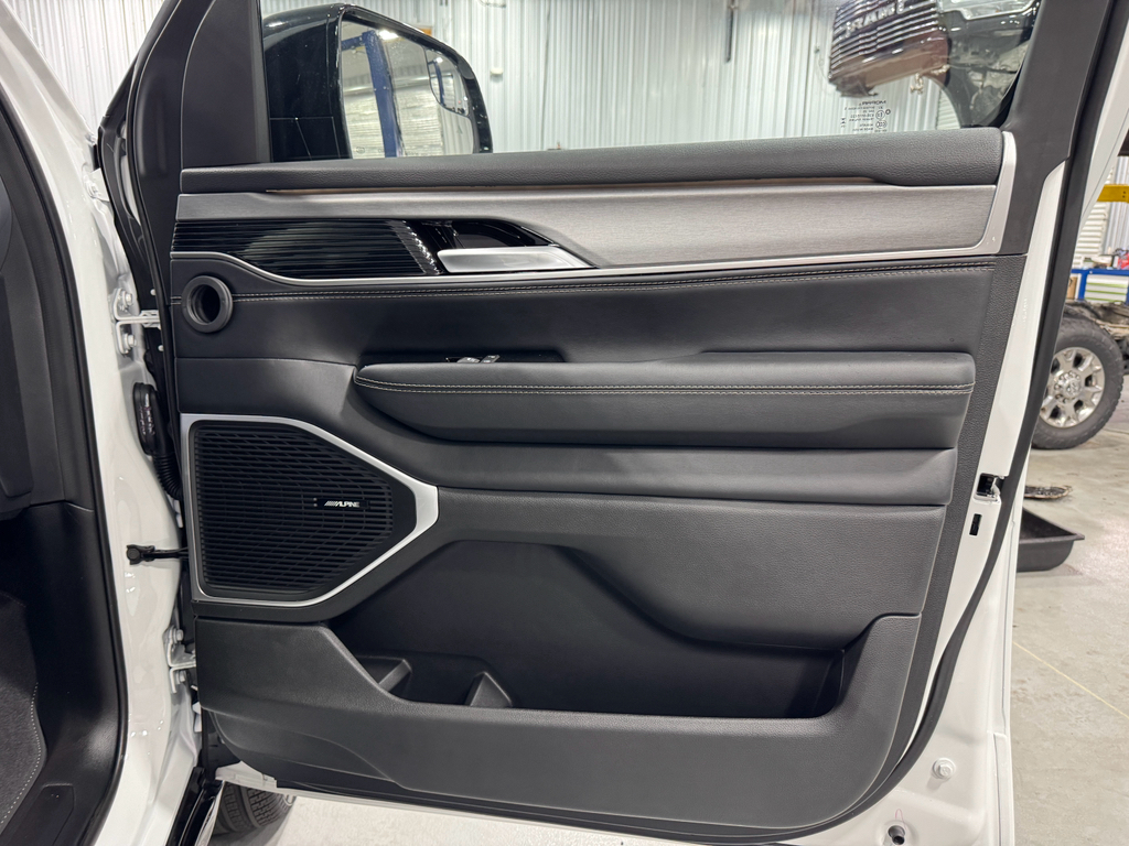 2025 Jeep Wagoneer Series II Carbide photo 20