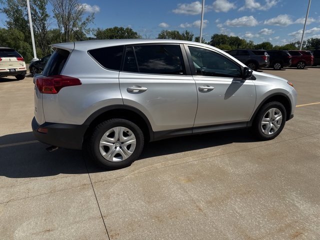 2015 Toyota RAV4 LE photo 13