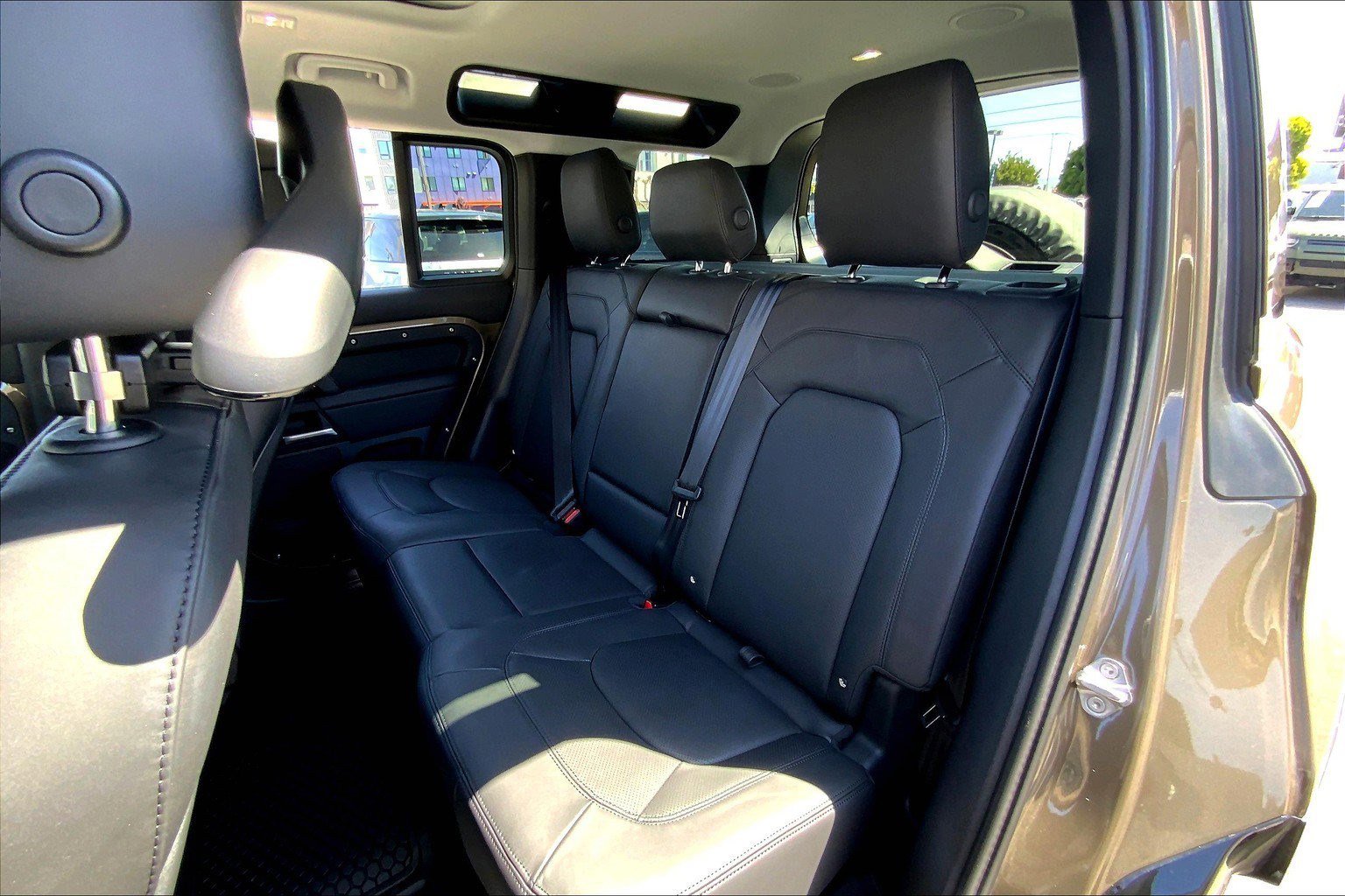 2025 Land Rover Defender 110 X-Dynamic SE photo 10