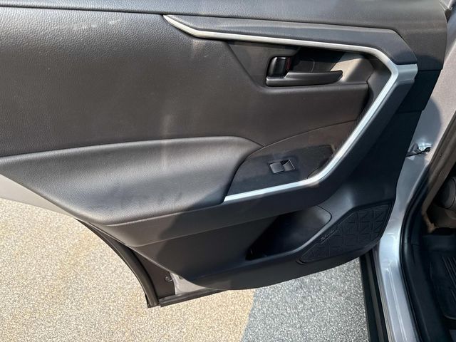2022 Toyota RAV4 LE photo 9