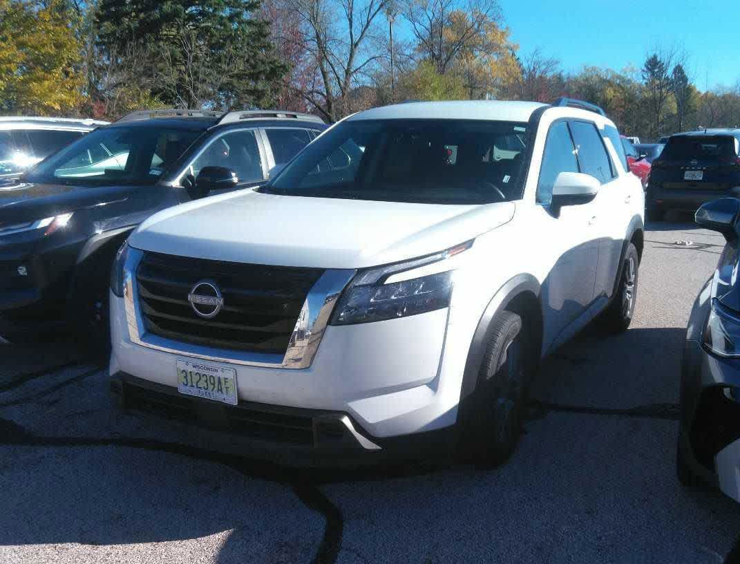 2025 Nissan Pathfinder SV's photo