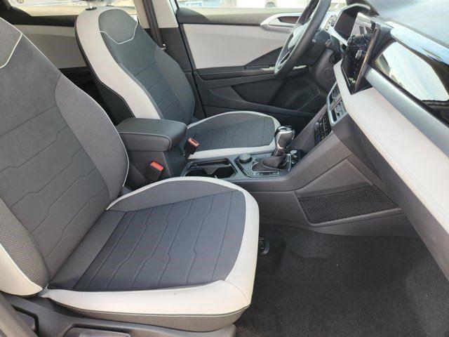2025 Volkswagen Taos SE photo 15