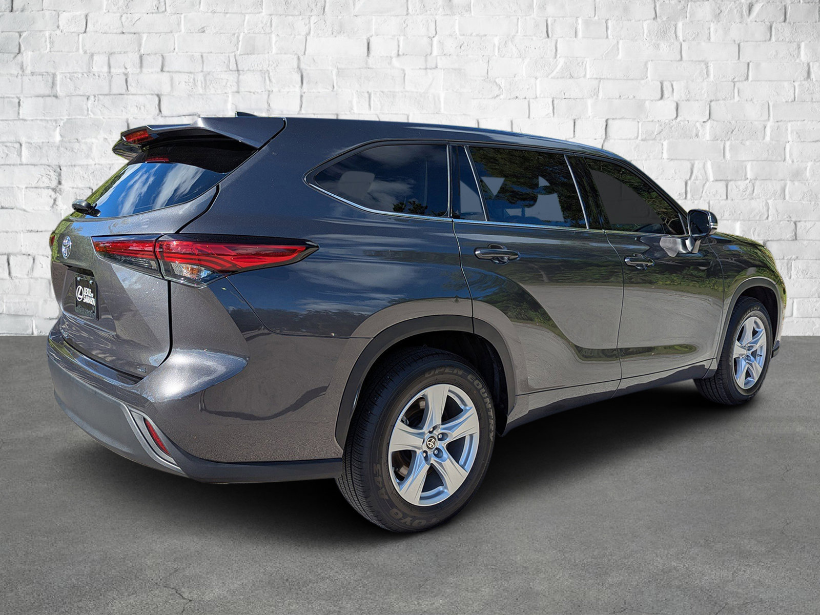2022 Toyota Highlander LE photo 4