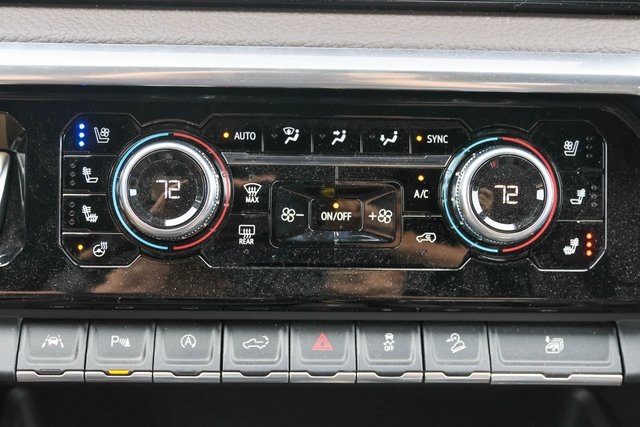 Used 2023 White GMC Denali image 28